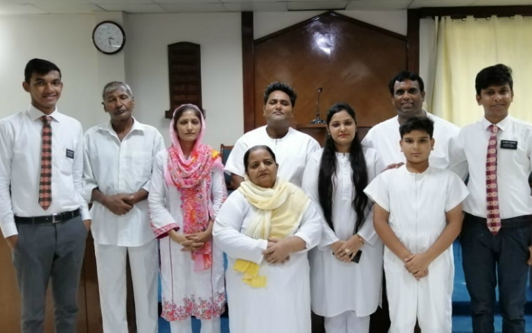وہ خدمت کروانے نہیں بلکہ خدمت کرنے آیا ہے